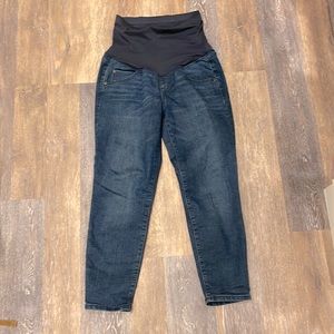 Maternity A-glow crop jeans